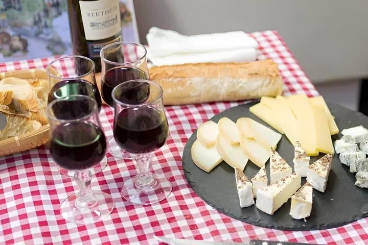 Montmartre French Bistrot, Aperitif and Wine Tasting Walking Tour