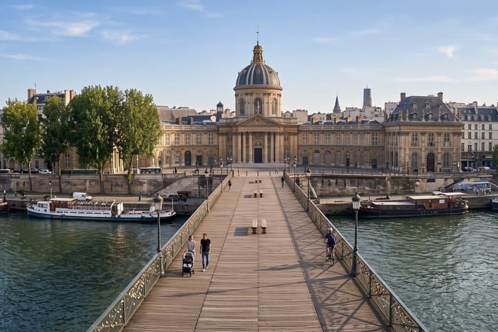 Private Paris Pilates and Walking Tour for British Divorcées