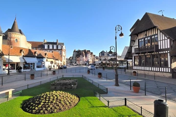 From Le Havre port: Round Trip Transfer to Honfleur