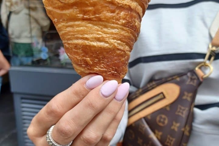 Paris Montmartre Good Morning Walking Tour with Breakfast