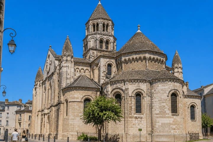 Hello Poitiers: Private 2-Hour Intro City Walk with Local Guide
