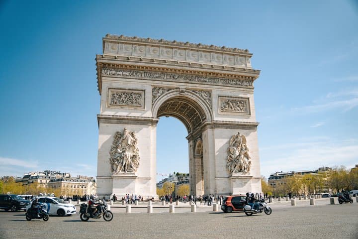 Paris by Vespa: Private Guided Self-Drive Experience