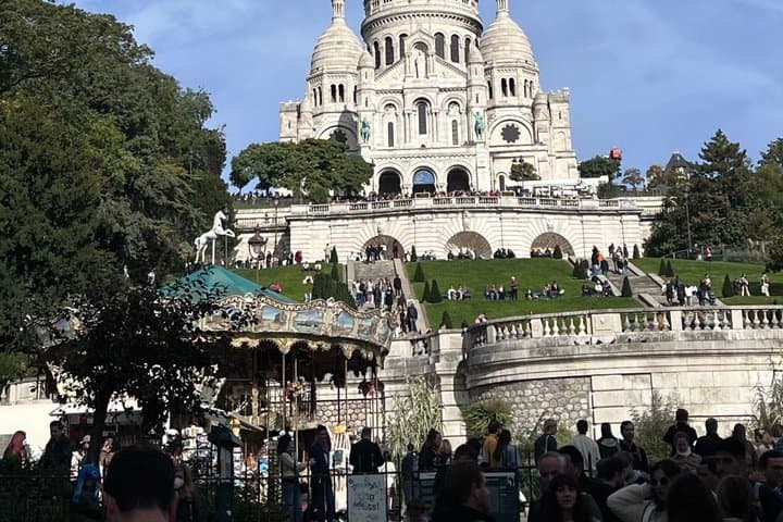 Paris Montmartre Scavenger Hunt and Self Guided Walking Tour