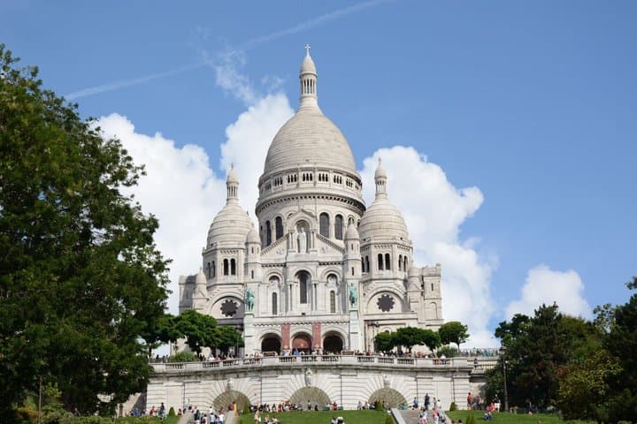 Paris Montmartre Scavenger Hunt and Self Guided Walking Tour