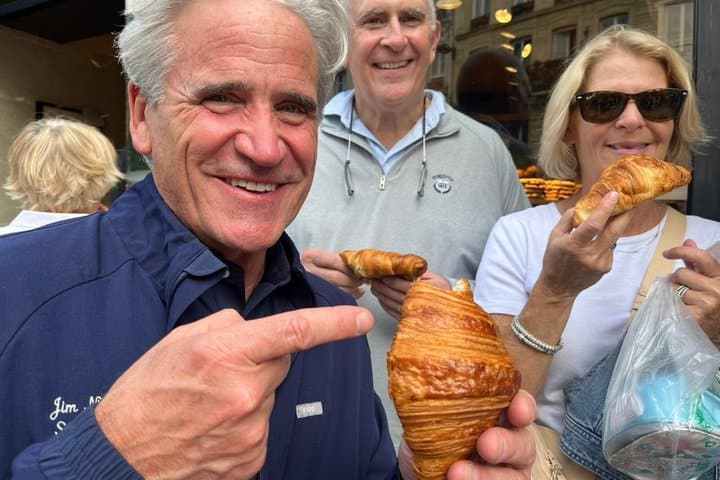 Private tour with Crepes Chocolates and Macarons in Montmartre