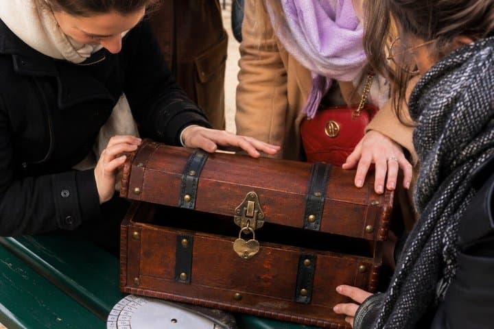 Treasure hunt in central Paris: from the Panthéon to the Louvre