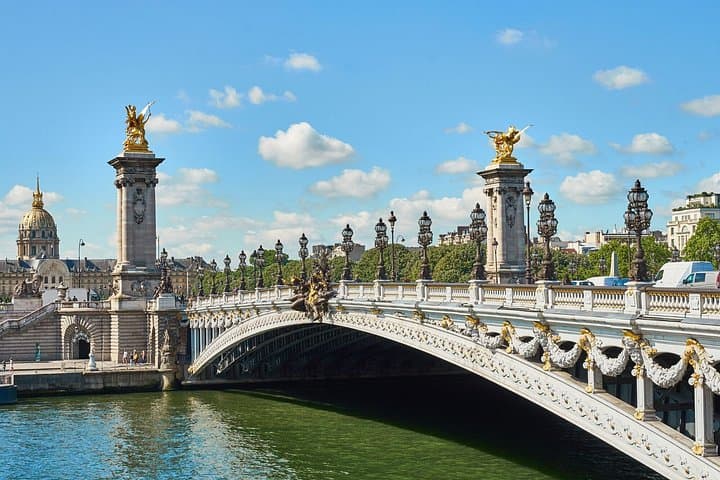 Paris Scavenger Hunt & Highlights Self-Guided Walking Tour
