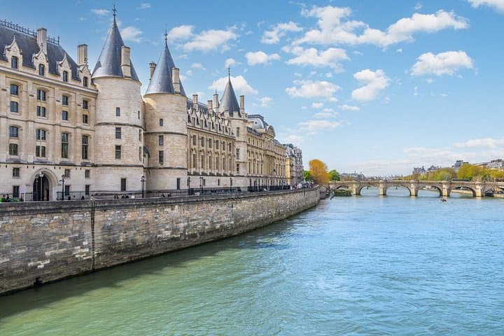 Paris Scavenger Hunt & Highlights Self-Guided Walking Tour