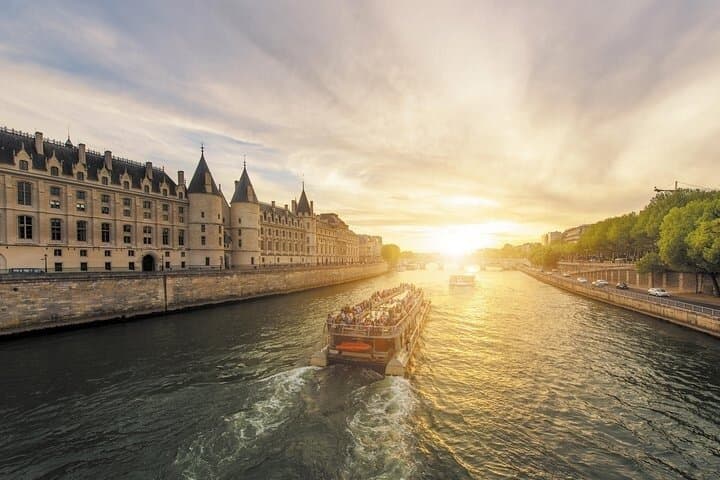 Paris Seine River Sightseeing Cruise with Commentary by Bateaux