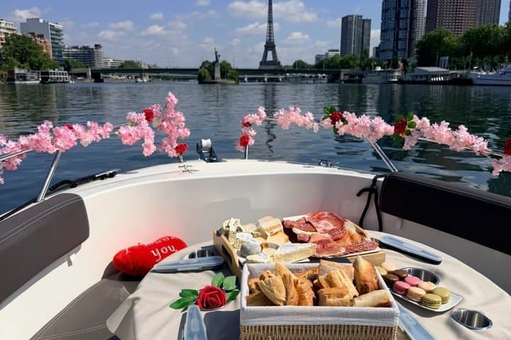 Gourmet Champagne Cruise in Paris Private Seine Cruise