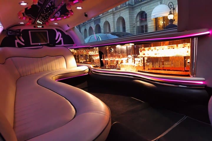 Private tour 1h30 pink limousine Paris by night with champagne