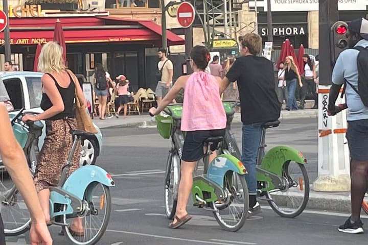 Private electric bike across the wonders of Paris