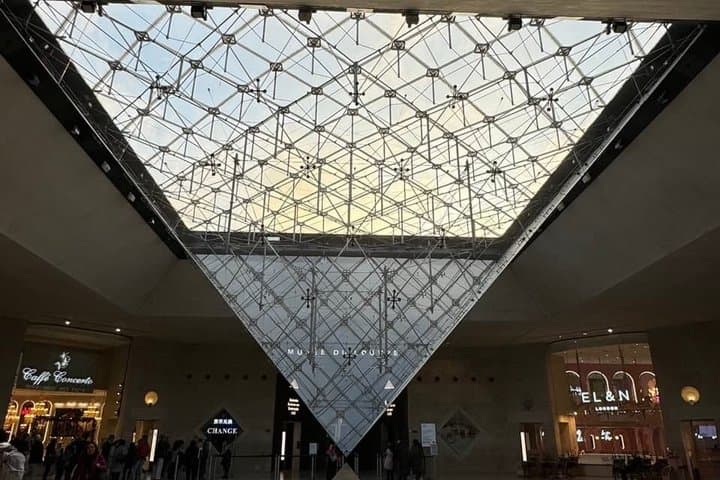 Paris: Louvre Museum Private Highlights Tour with Included Ticket
