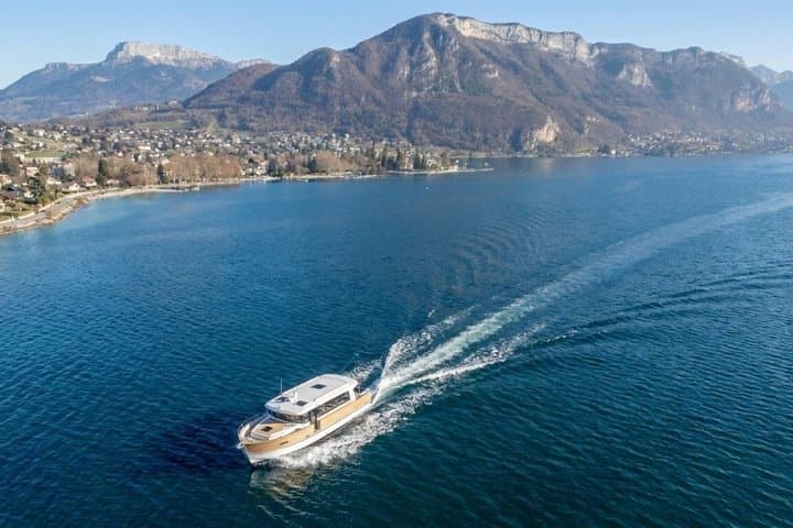 Private Transfer and 1 Hour Panoramic Cruise on Lake Annecy