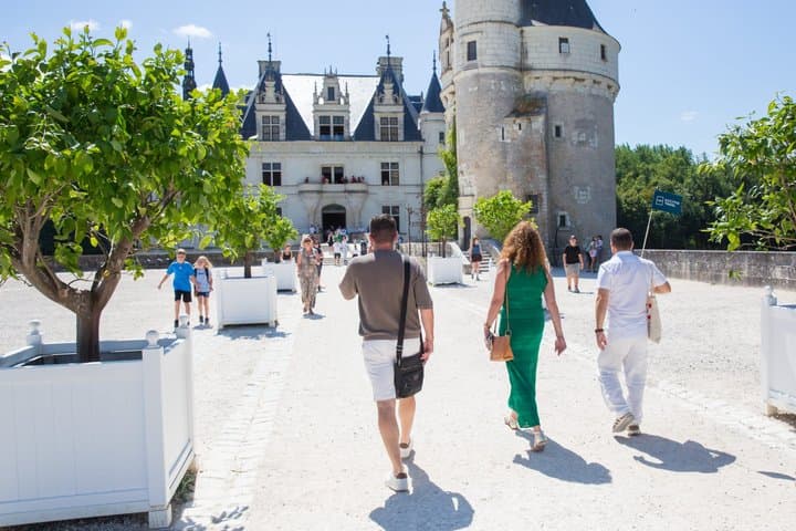Guided Loire Valley Day Trip with Chambord, Chenonceau & Cheverny