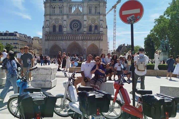 Paris Guided tour in Peugeot 103 electric moped