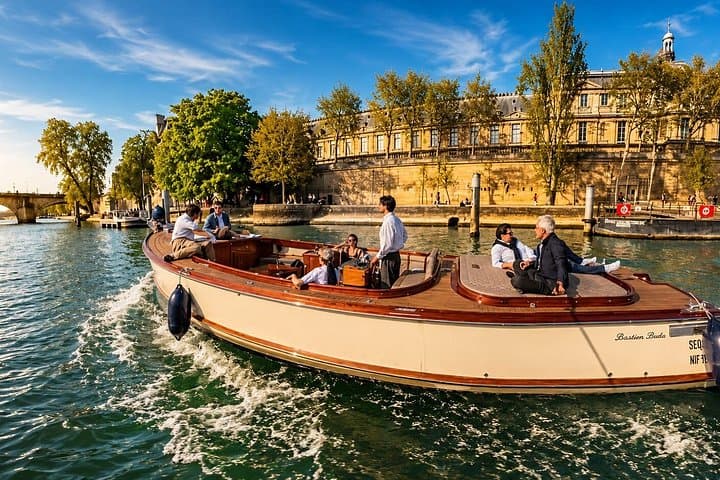 Romantic guided cruise with champagne
