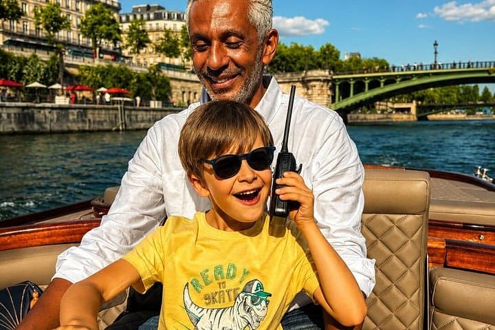 Romantic guided cruise with champagne