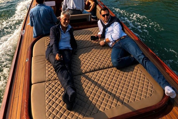 Romantic guided cruise with champagne