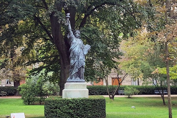 Luxembourg Garden Smartphone Tour in Paris