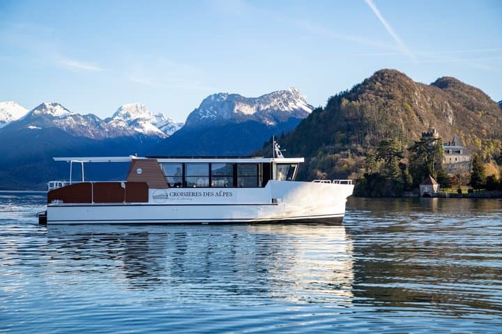 Private Transfer and 1 Hour Panoramic Cruise on Lake Annecy