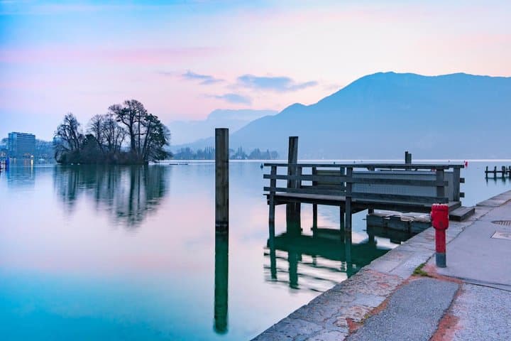 Private Transfer and 1 Hour Panoramic Cruise on Lake Annecy