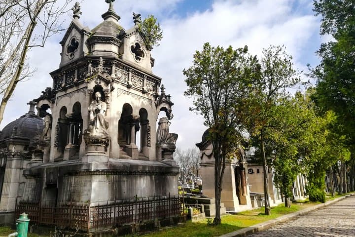 Père Lachaise Cemetery Self Guided Walking Tour with Audio Guide