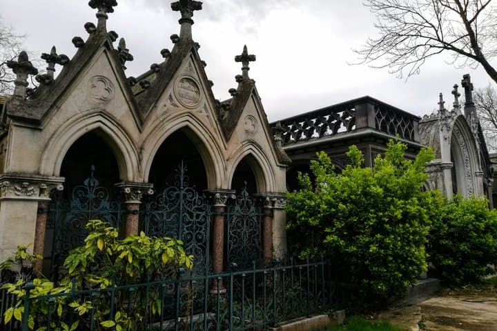 Père Lachaise Cemetery Self Guided Walking Tour with Audio Guide