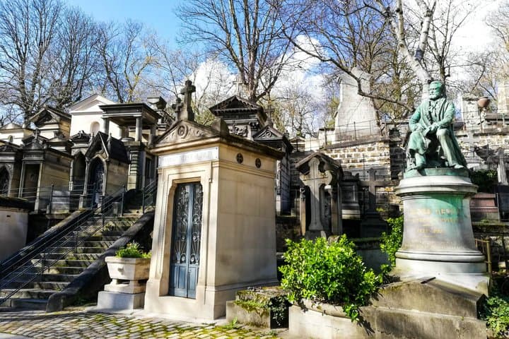 Père Lachaise Cemetery Self Guided Walking Tour with Audio Guide