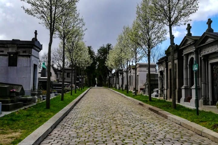 Père Lachaise Cemetery Self Guided Walking Tour with Audio Guide