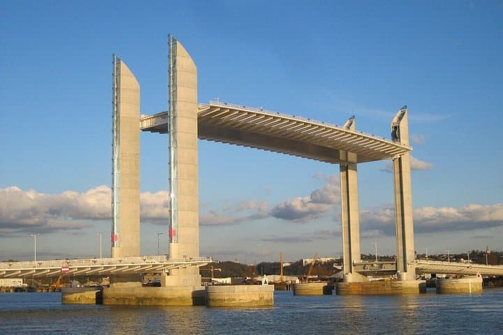 2 Hours and 30 Minutes Walking Tour in Ugly Bordeaux