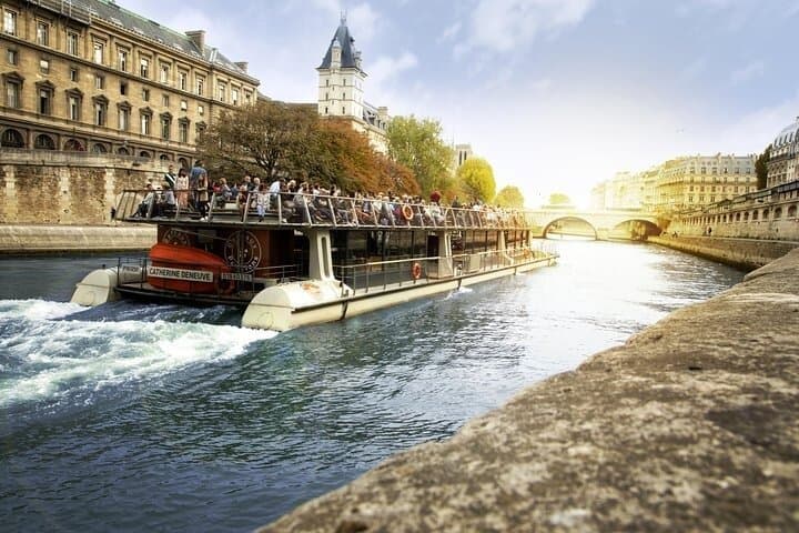 One-Hour Seine River Sightseeing Cruise with Audio Commentary