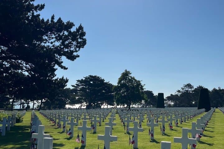 Small Group Normandy D Day Experience by Minivan from Paris