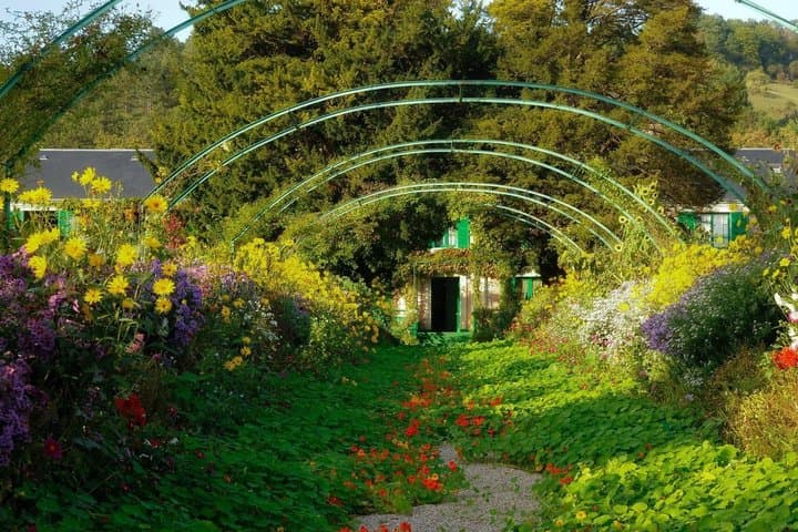 Monet’s Garden with Designer Outlet Giverny Shopping from Paris