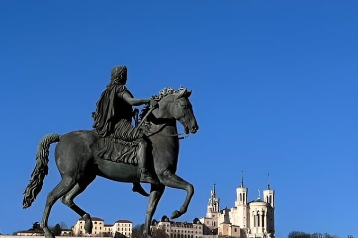 Lyon Chic City Center Guided Walking Tour with a Lyonnaise