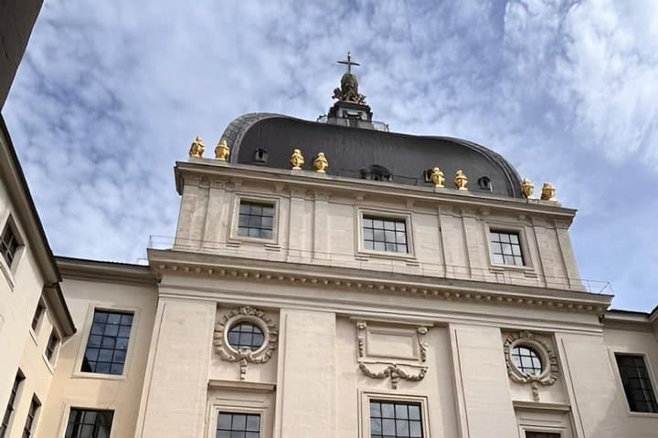 Lyon Chic City Center Guided Walking Tour with a Lyonnaise