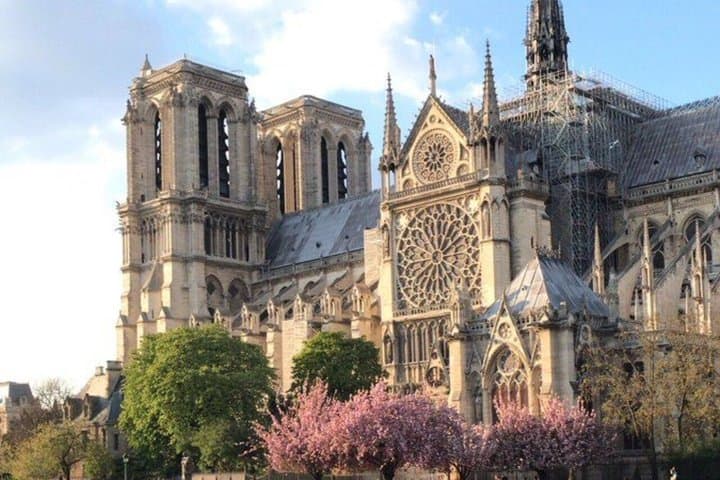 Iconic Paris private guided tour in a luxury vehicle