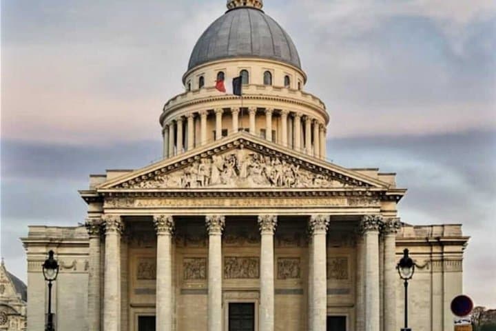 Iconic Paris private guided tour in a luxury vehicle