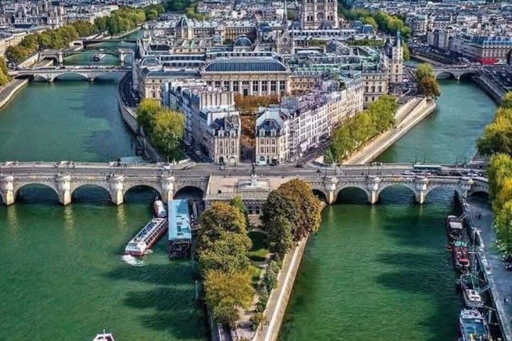 Paris Notre Dame Cathedral and Île de la Cité Guided Walking Tour