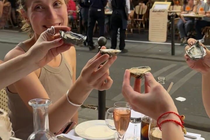 Oyster Tasting Tour with Champagne and Wine in Paris