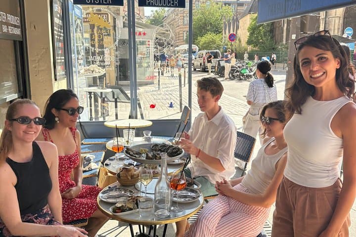 Oyster Tasting Tour with Champagne and Wine in Paris
