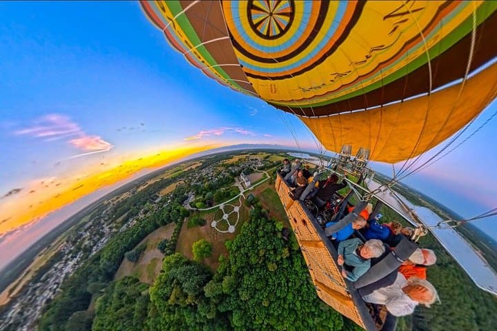 Overview of the Loire Valley and its castles in Hot Air Balloon