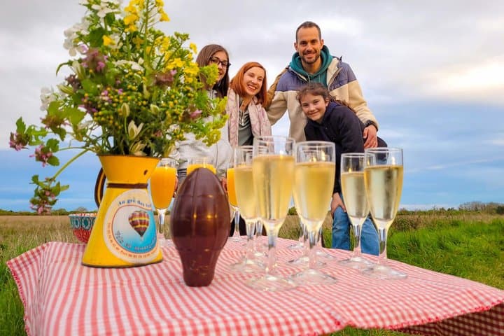 Overview of the Loire Valley and its castles in Hot Air Balloon