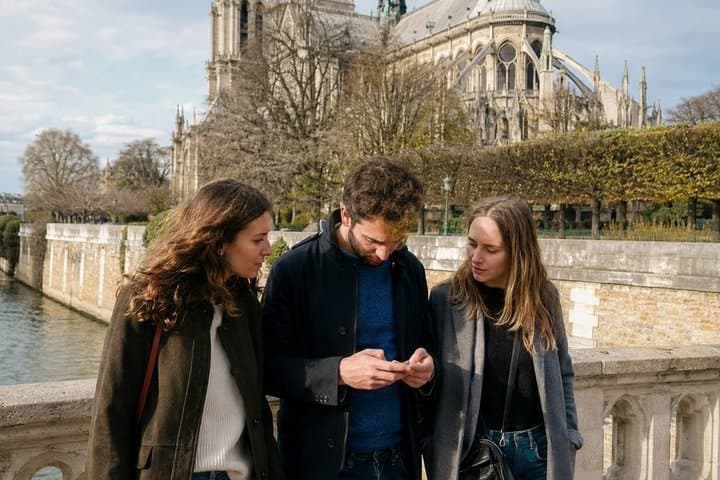 Paris: Notre-Dame Area Self-Guided Scavenger Hunt Walking Tour