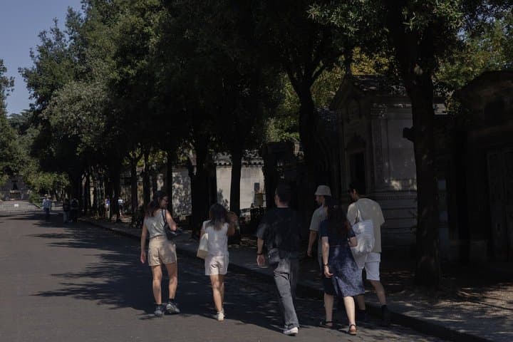 Paris: Pere Lachaise Cemetery Famous Graves and Ghosts Tour