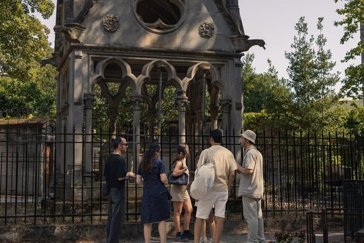 Paris: Pere Lachaise Cemetery Famous Graves and Ghosts Tour