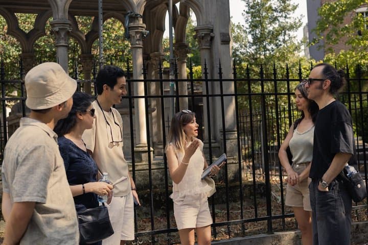Paris: Pere Lachaise Cemetery Famous Graves and Ghosts Tour
