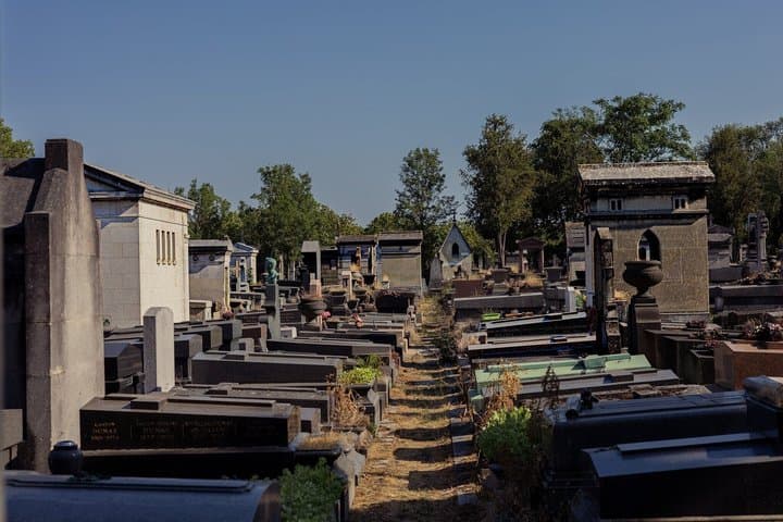 Paris: Pere Lachaise Cemetery Famous Graves and Ghosts Tour