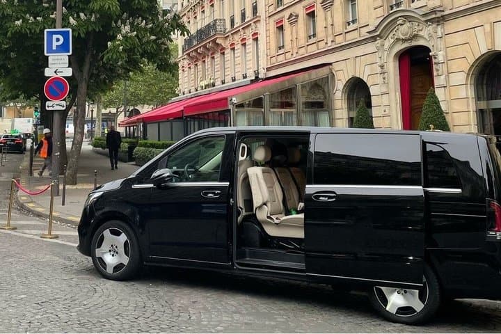 Private Transfer from Central Paris to Charles de Gaulle Airport