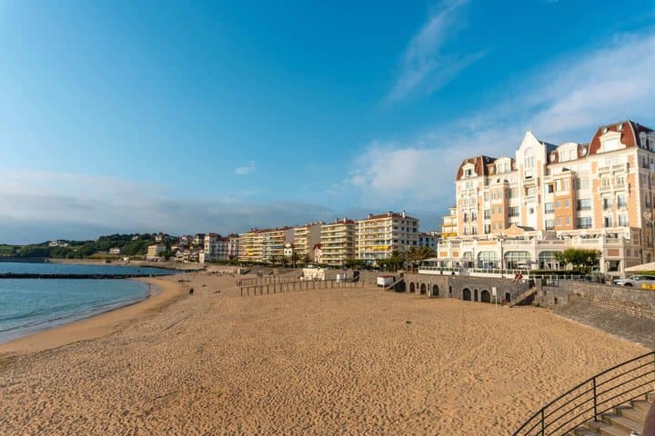 Hello Saint-Jean-de-Luz: Private 2Hour City Walk with Local Guide
